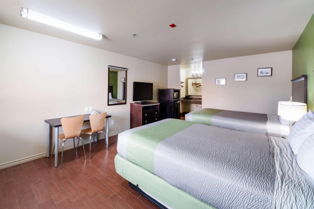 Motel 6 Floresville Exterior photo
