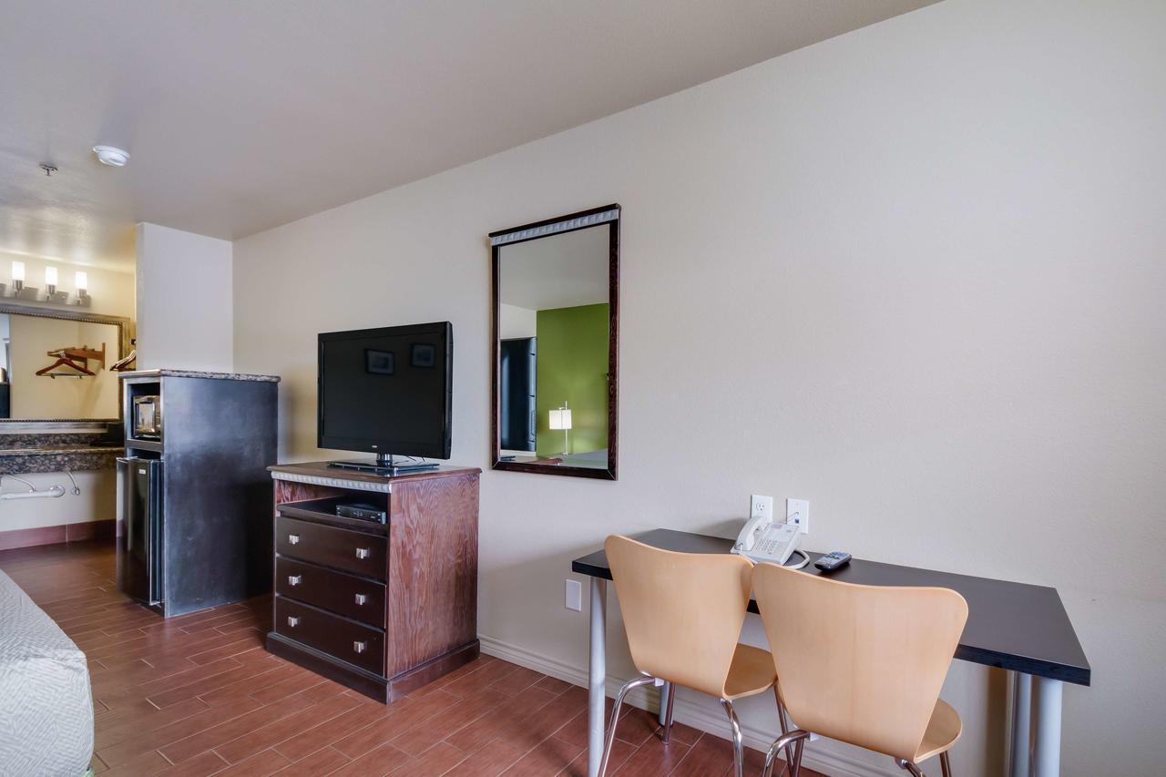 Motel 6 Floresville Exterior photo