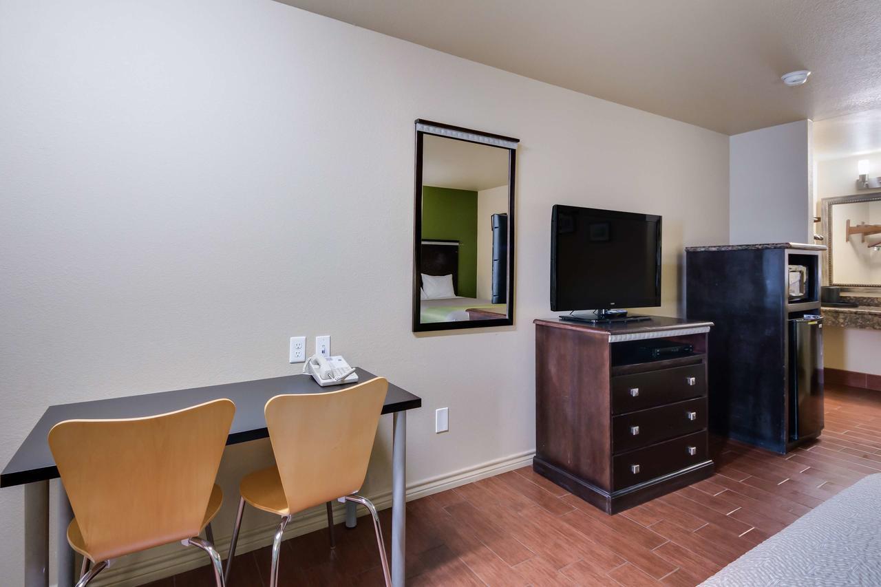 Motel 6 Floresville Exterior photo