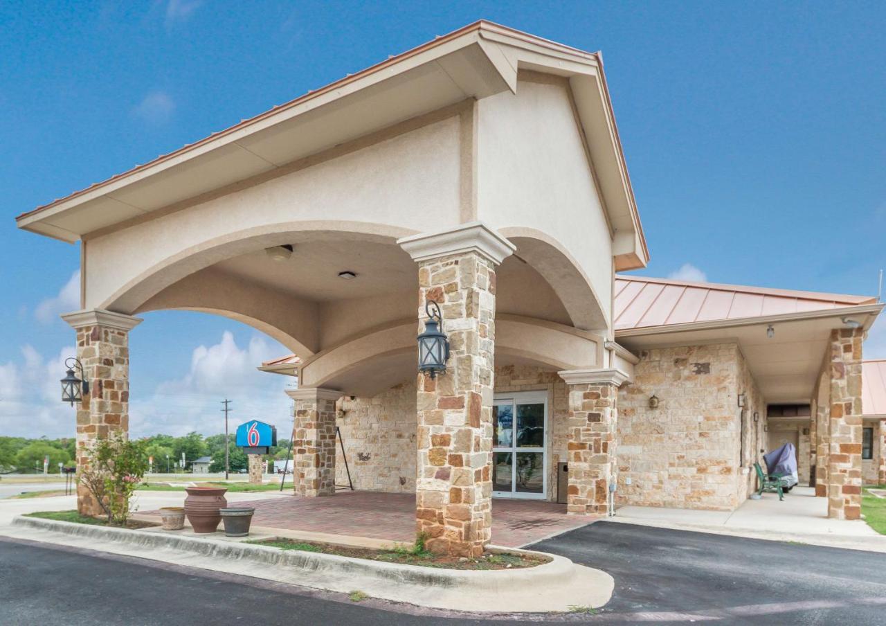 Motel 6 Floresville Exterior photo
