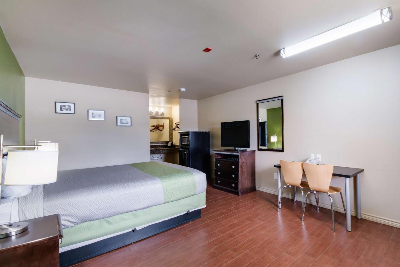 Motel 6 Floresville Exterior photo