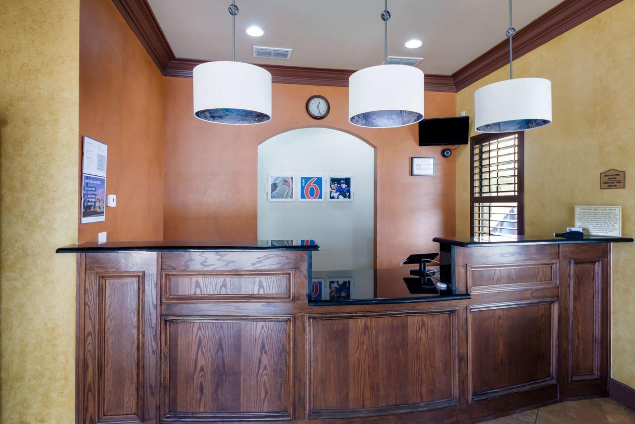 Motel 6 Floresville Exterior photo