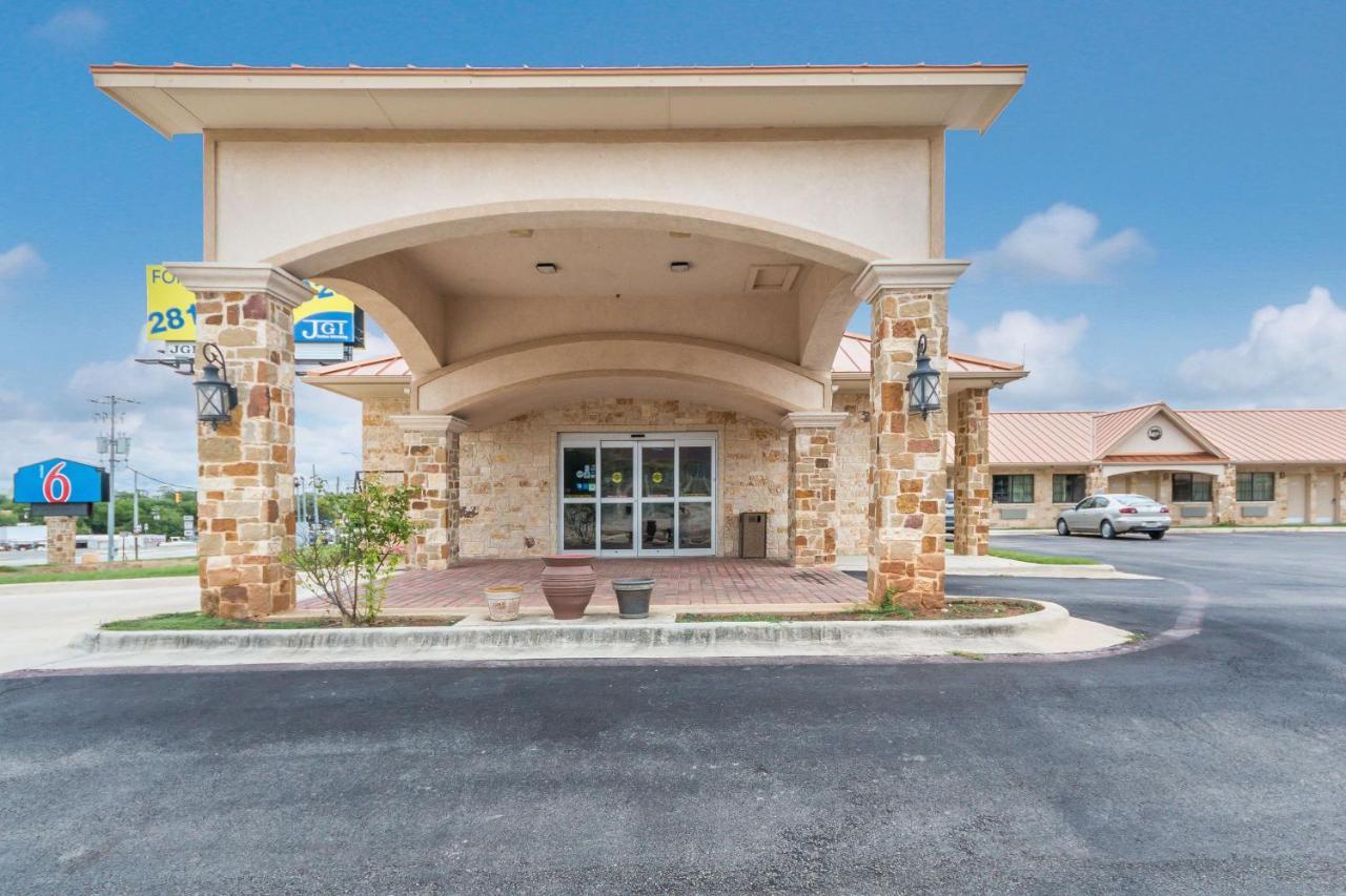 Motel 6 Floresville Exterior photo