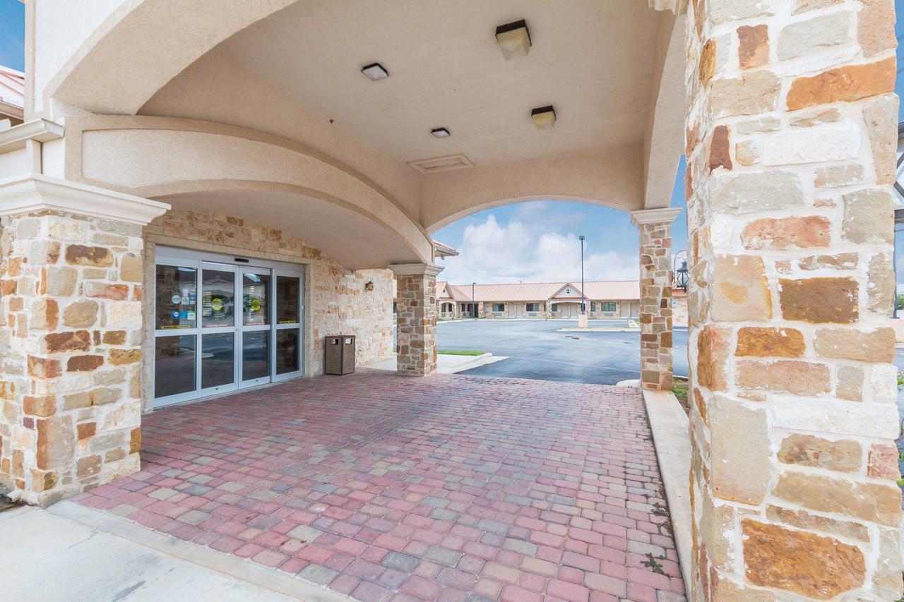 Motel 6 Floresville Exterior photo